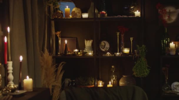 在算命先生的房间里 在黑暗的调色板里 用蜡烛和灵性的东西装饰着的中景近景 — 图库视频影像