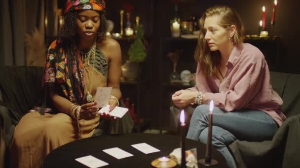 Karanlık Odada Mumlarla Geleceği Tahmin Ederken Falcının Tarot Kartlarına Baktığı — Stok video