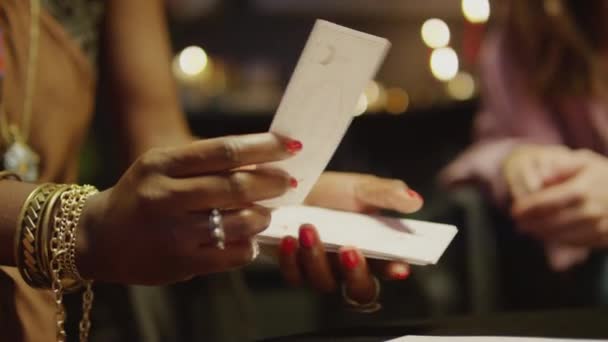 Close Cartomantes Mãos Com Acessórios Segurando Cartas Tarô Durante Sessão — Vídeo de Stock