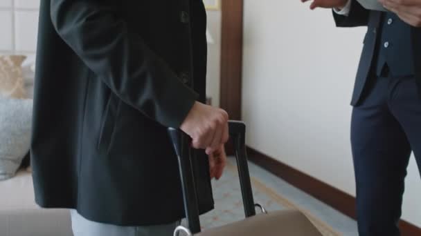 Inclinazione Shot Ospite Femminile Discutere Con Direttore Dell Hotel Alcuni — Video Stock