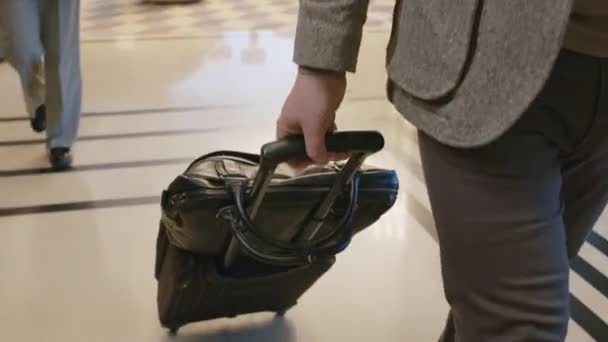 Otel Koridorunda Bavullu Misafirlerin Görüntüsü — Stok video