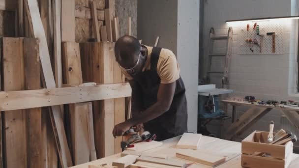 Середній Довгий Знімок Афроамериканського Фахівця Захисних Окулярах Чорному Фартуху Змінює — стокове відео