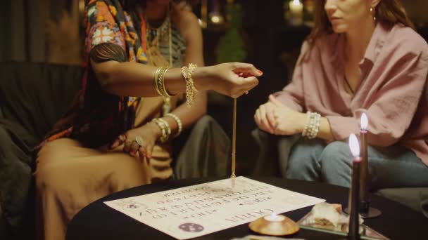Kâhinin Sarkaçı Kâğıt Üzerinde Tutarken Ruhlarla Iletişim Kuran Mektuplarla Müşteriyle — Stok video