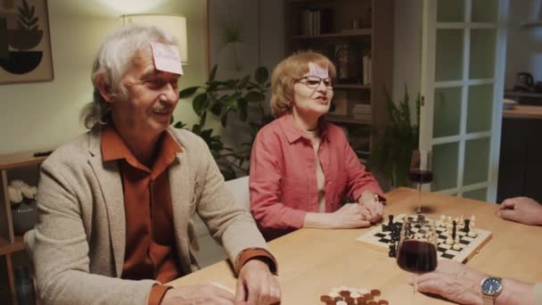 Mittlere Aufnahme Einer Seniorengesellschaft Die Beim Beisammensein Und Chillen Hause — Stockvideo