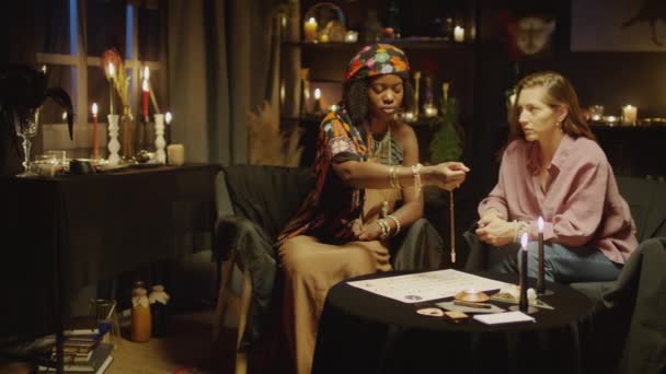 Medium Shot Van Afro Amerikaanse Waarzegster Die Sessie Met Slinger — Stockvideo