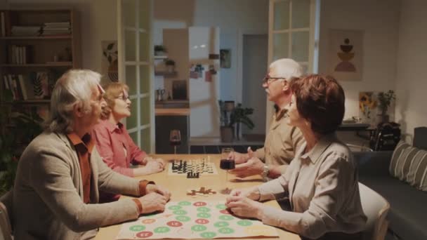 Μέτριο Πλάνο Των Θετικών Συνταξιούχων Κάθεται Στο Μεγάλο Τραπέζι Και — Αρχείο Βίντεο