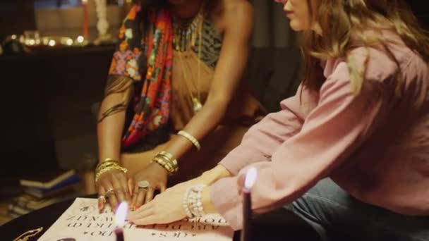 Kâhin Kadın Müşterinin Ruh Çağırma Seansı Sırasında Masaya Oturup Ruh — Stok video