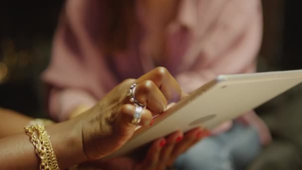 Falcıların Dijital Tabletteki Istemciye Doğum Çizelgesini Gösteren Görüntülerini Kapat — Stok video