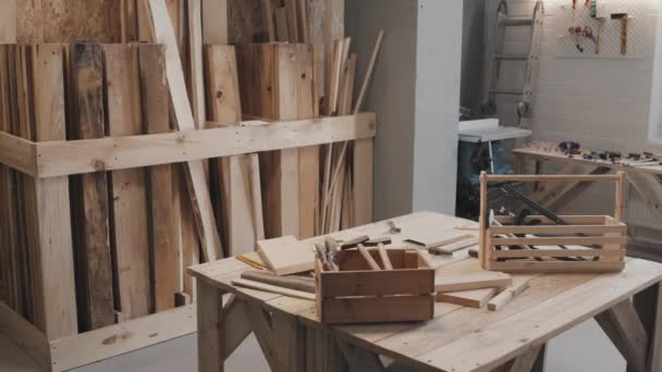 Średnio Długie Ujęcie Drewnianego Wnętrza Deskami Stołem Rękodzieła Młotkami Pudełkami — Wideo stockowe