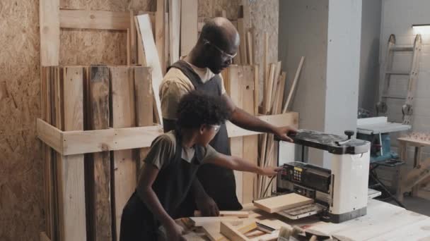 Μεσαία Μακρινή Βολή Του Αφροαμερικανού Πατέρα Και Γιου Βάζοντας Σανίδα — Αρχείο Βίντεο