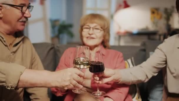 Vágott Lövés Idős Barátok Csörömpölés Szemüveg Azt Mondja Egészségére Egymásnak — Stock videók
