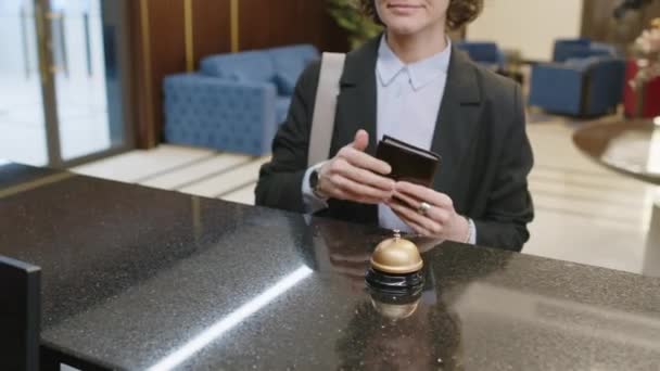 Średnie Ujęcie Uśmiechniętej Kobiety Podającej Paszport Administratorowi Hotelu Odprawy — Wideo stockowe
