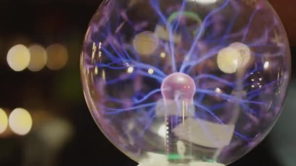 内装蓝色闪电的水晶球近景预测未来 — 图库视频影像