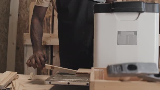 Schnappschuss Eines Afroamerikanischen Tischlers Der Mit Planken Spezialgeräten Arbeitet Und — Stockvideo
