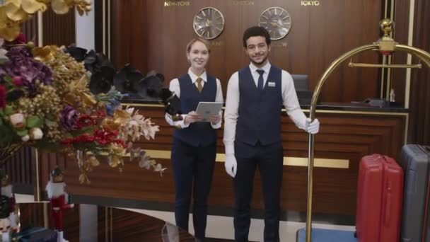 Zoom Portraitaufnahme Von Gut Gelaunten Hotelangestellten Die Der Hotellobby Stehen — Stockvideo