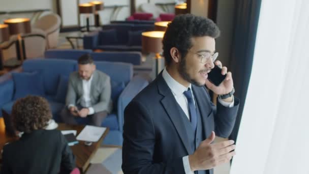 Средний Снимок Бизнесмена Стоящего Окна Разговаривающего Смартфону Проводя Время Бизнес — стоковое видео