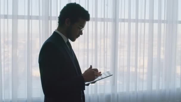 Oda Penceresinin Yanında Dikilirken Otel Müdürünün Dijital Tablet Üzerinde Çalışırken — Stok video