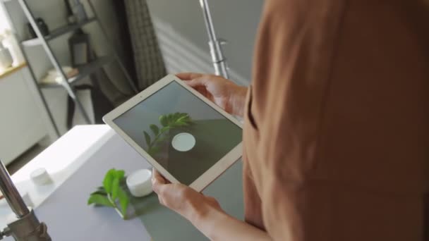 Tablet Bilgisayarını Elinde Tutan Tanınmayan Bir Kadın Blogcunun Masadaki Krema — Stok video