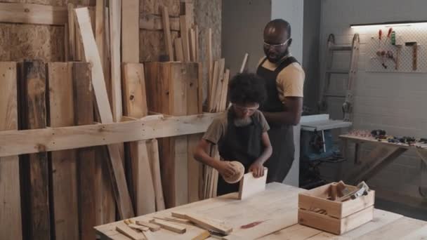 Середній Довгий Знімок Афроамериканського Тата Навчає Сина Польським Дошкам Виготовленні — стокове відео