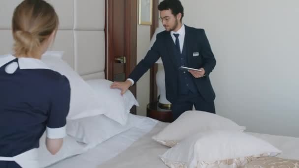 Sobre Vista Ombro Empregada Colocando Travesseiros Fazendo Cama Quarto Hotel — Vídeo de Stock