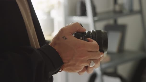 Κοντινό Πλάνο Των Χεριών Του Αγνώριστο Αρσενικό Φωτογράφο Κρατώντας Dslr — Αρχείο Βίντεο
