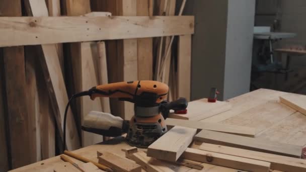 Powiększ Ujęcie Strugarki Elektrycznej Drewnianym Stole Warsztacie Stolarskim — Wideo stockowe