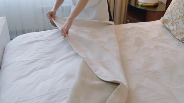 Schnappschuss Des Hausmädchens Das Bettwäsche Hotelzimmer Für Gäste Vor Dem — Stockvideo