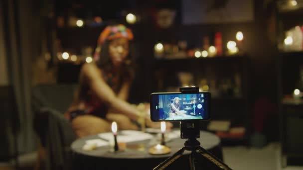 Stream Daring Peramal Afrika Amerika Dengan Tarot Menggunakan Smartphone Pada — Stok Video
