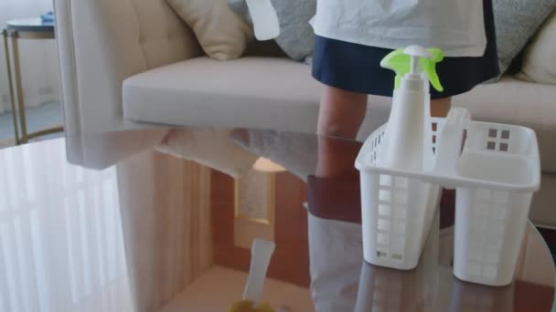 Tiro Cortado Empregadas Domésticas Limpando Mesa Com Spray Químico Pano — Vídeo de Stock