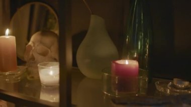 Ruhani atmosferde, yanan mumlar, kafatasları, kahin stüdyodaki ayna ile iç kısımları kapatın.