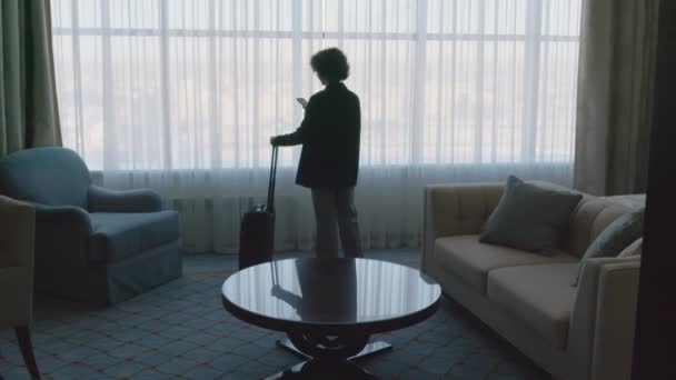 Zoom Avant Femme Affaires Debout Par Fenêtre Avec Suitcaise Travailler — Video