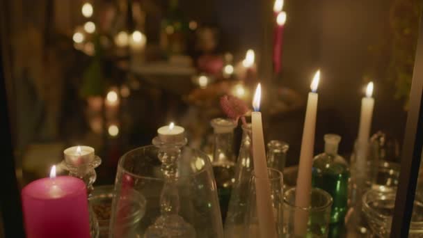 Närbild Skott Brinnande Ljus Ljusstakar Injektionsflaskor Med Drycker Och Annan — Stockvideo