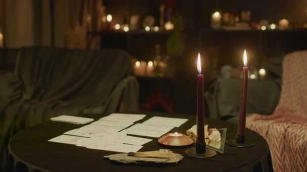 算命师工作室 塔罗牌布置 桌上点着蜡烛 气氛神秘 — 图库视频影像