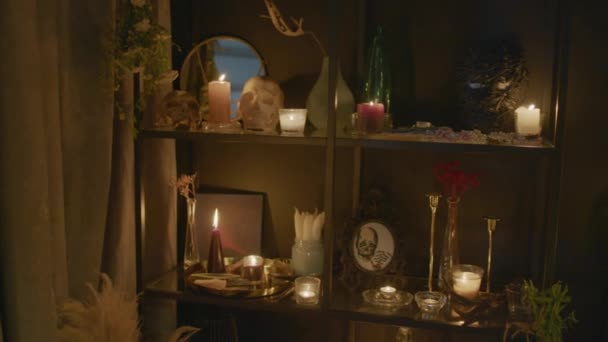 キャンドル ポスター ボトル ダークカラーの棚の花瓶で暗い色の透視剤のインテリア — ストック動画
