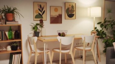 Masalı ve aile için retro iç mekânlı rahat oturma odasında sandalyeli orta boy bir lokanta.