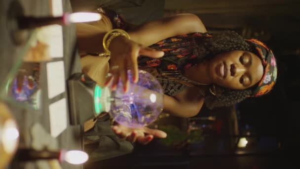 非裔美国人透视者接触水晶球的垂直Pov投篮与精神对话时与塔罗牌的对话 — 图库视频影像