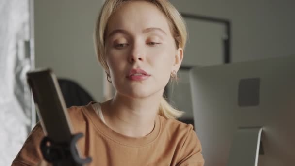 Güzel Sarışın Beyaz Bir Kadının Stüdyodaki Tripodda Akıllı Telefondan Fotoğraf — Stok video