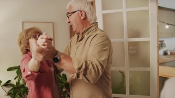Μέτριο Πλάνο Ευτυχισμένων Συνταξιούχων Που Κρατιούνται Χεράκι Χεράκι Και Χορεύουν — Αρχείο Βίντεο