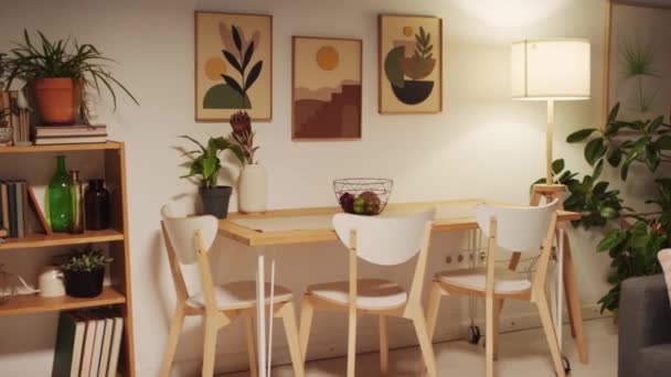 Longo Tiro Médio Lugar Jantar Com Mesa Cadeiras Para Família — Vídeo de Stock