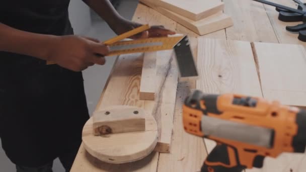 Tilt Shot African American Child Measuring Wooden Plank Make Holes — Vídeos de Stock
