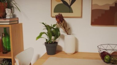 Aile için masası, sandalyeleri, masası ve üstünde retro posterleri olan rahat bir lokantanın orta boy kapağı.