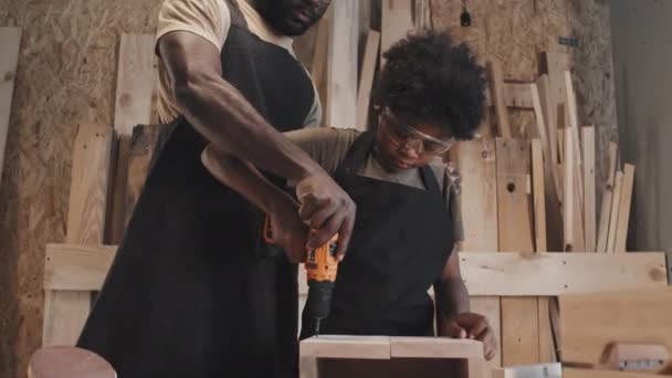 Döntse Fel Lövés Afro Amerikai Apa Tanítás Fia Hogy Fúrni — Stock videók