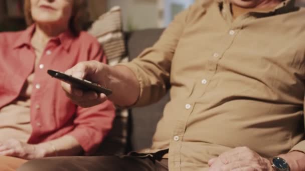 Naklonit Záběr Seniorů Pomocí Dálkového Ovládání Pro Přepnutí Chanell Při — Stock video