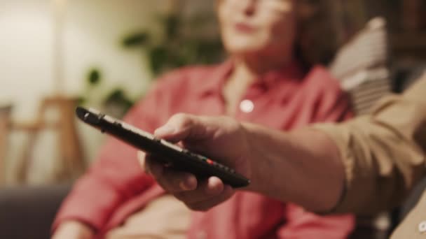Ritagliato Colpo Anziani Mano Canale Commutazione Utilizzando Telecomando Quando Passa — Video Stock