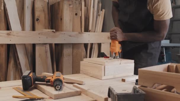 Schnappschuss Eines Afroamerikanischen Tischlers Der Beim Basteln Allein Der Werkstatt — Stockvideo