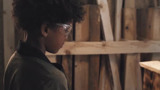Strzał Dół Afroamerykańskiego Chłopca Płonąca Powierzchnia Ręcznie Robionego Domku Dla — Wideo stockowe