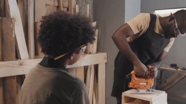 Afro Amerikai Fiú Válla Fölött Aki Különleges Felszerelést Használ Apjára — Stock videók