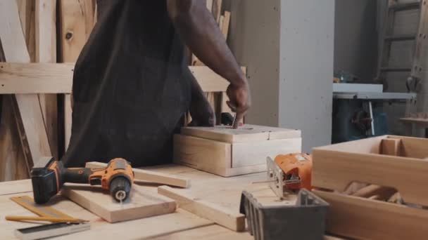 Beim Basteln Auf Tisch Tischlerei Holzspezialist Poliert Loch Vogelhaus — Stockvideo