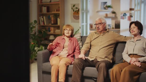 Longo Tiro Médio Grupo Amigos Seniores Sentados Frente Discutindo Filme — Vídeo de Stock
