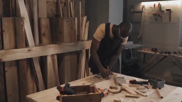 Porträt Eines Afroamerikanischen Tischlers Der Beim Basteln Seinem Atelier Mit — Stockvideo